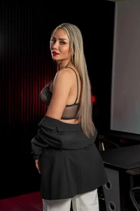 Laureenwells A touch of elegance and a look that invites you to stay. 🖤 Gambar 3