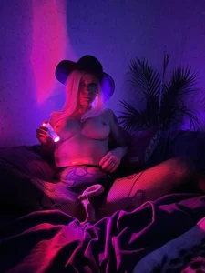 BEING FERAL de Feralicious  Imagens