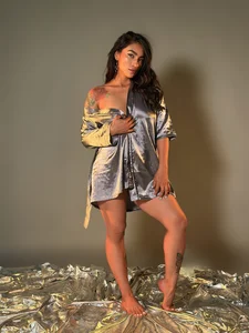 Just admire this beautiful lady and encourage you to enjoy me! de Leamonroe__  4 photos