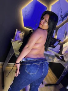AbbyBrooke1 Bare back, bold energy. ✨ Pic 6