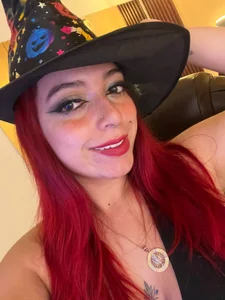 Your sweet little witch is ready for you🎃💋 de Blair_red_  2 Imagens