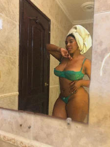 KloheCurvy would you take a shower with me? 💚 Foto 2