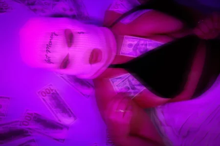 AlicePinkyTeaser for a hot gangster photo shoot图片