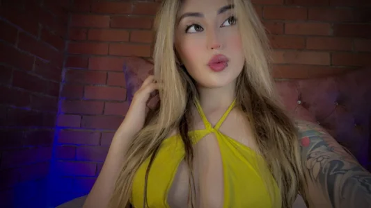 _mykinkydoll_ Do you think yellow looks good on me? 💛 Kuva