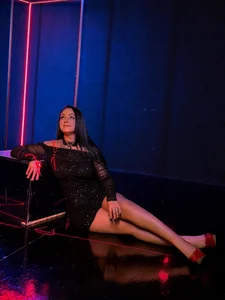 In the neon lights 🤩 de Mia_Marry  8 Imagens