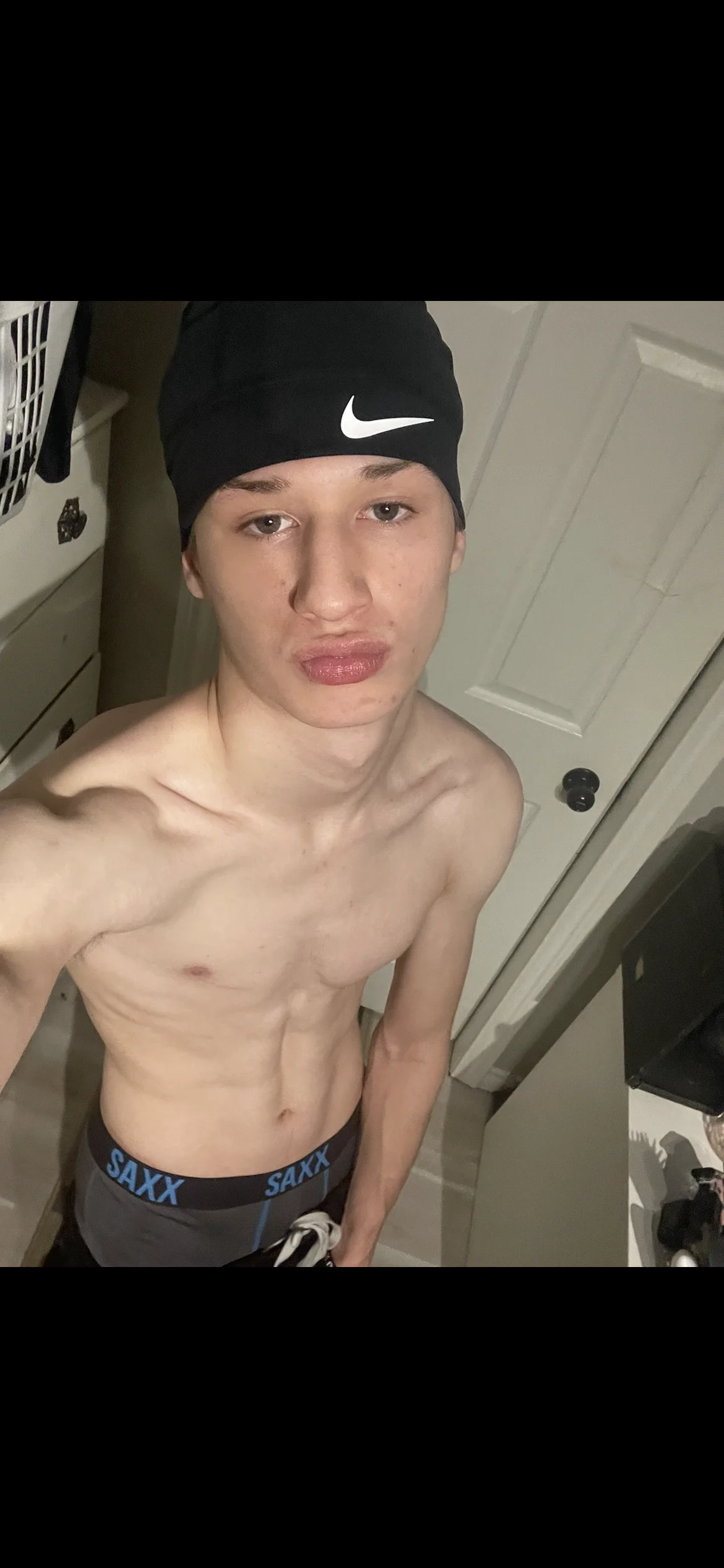 yourwhiteboy1 님의 트렌드 중인 사진  9343개