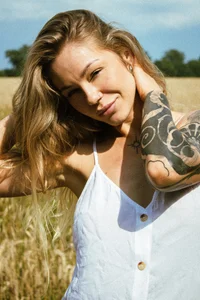 soy_Mira: In the field in a white dress 🤍 ( 6 фото)