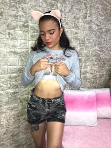 leyah_ C'est amusant quand on est ici Foto 2