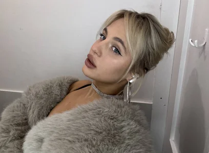 Daisy_Wave Feeling my best in a Glam MakeUp Pic 2