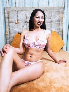 Rosalinda_Cortez Enjoying in my bed Immagine 