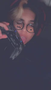 Video games selfie od miacanela_xo  2 snímek