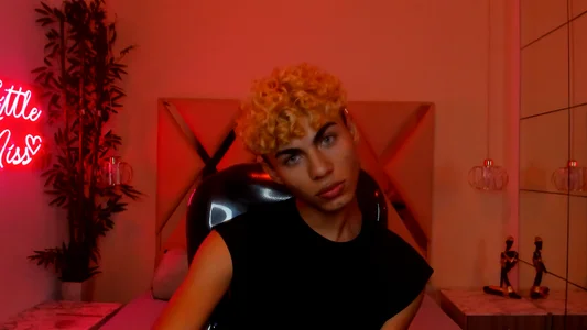 i am here and horny de Anyelo_Twink  2 Imagens