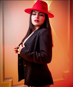 SamanthaVelvett_: Public ( фото)