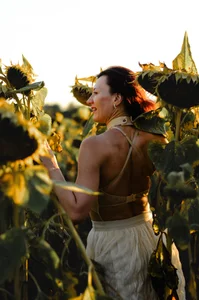 Bonnie_Naughtyy Golden hour and sunflowers are a beautiful combination. 🌻 Pic 8