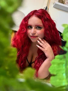 Estefy_Fantasy Peeking Through the Green Billede 2