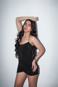 Zdjęcia Larabrooks Happy New Year!💖Let's toast to a 2025 full of hot moments and fun together.:  5