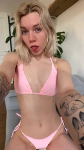 CandidaMilner Trying on a pink swimsuit 圖片