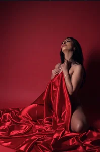 AmelieReeaa A touch of red, a hint of mystery, and a temptation you won’t forget. 💋 รูป  2