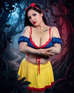 SharlotJones Hot snow white Pic