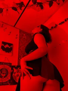 LailaCattのRed Girlの 3枚の写真