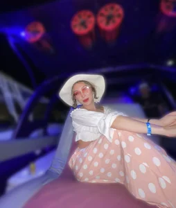 Me in normal day de linda_moralesss  4 Imagens