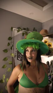zoey-fox Saint Patrick’s day for you 😚💰🌈 Pic 3