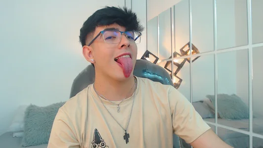 nolan_twink1: Sexy Tongue ( 2 фото)