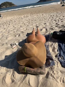 GabyMejiaa: I love going to nudist beaches🏖️🧘‍♀️🌊 ( 2 фото)