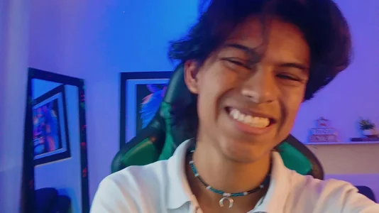 dreyk20 People have been complimenting your smile and my hair a lot lately. Do you like it? Thank you very m Εικόνα