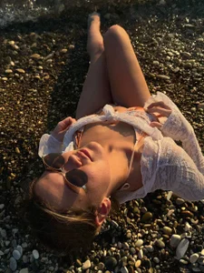 la_lisa_ waves and beach Pic 4