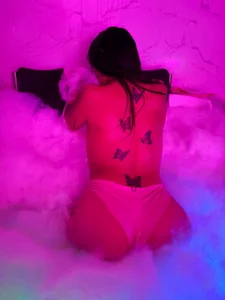 LINDSAY_TAY: WET GIRL 💦💜 ( 2 фото)