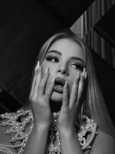 Stella_Lee Public Pic 3