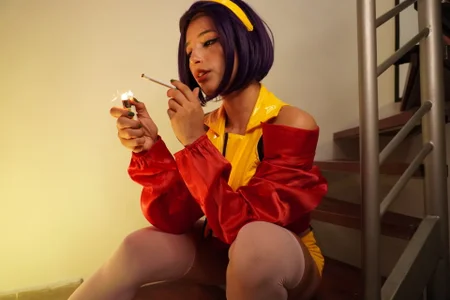 Zdjęcia LucyAllenX Faye Valentine hot smoking cigarettes:  4
