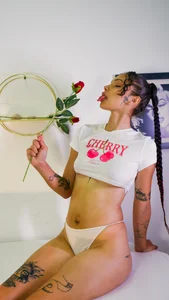 TattoedLexi_ Handle with care… or don’t. Foto 3