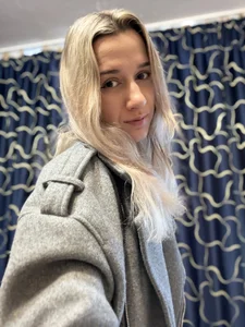 MaryBennettssexy lowering my jacket Bild