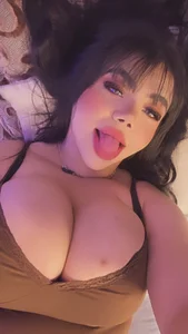Harmonybabe_ What did u look at first: My eyes or my boobs? 😏 Pic 4