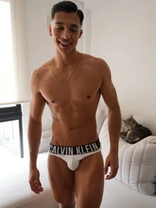 🤍 de Troye_Williams  5 Imagens