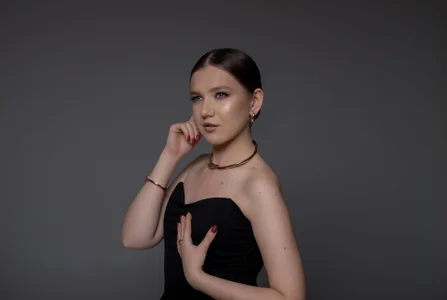 LessySmith Glamor magazine รูป 