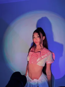 lanna_brunette KISSES Pic