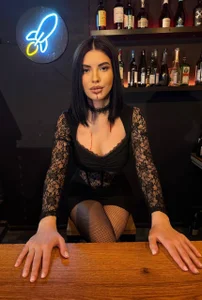Anita_Robby Vampire bartender Pic 7
