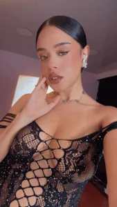 LiaHilton2 . 🤍 Foto 3