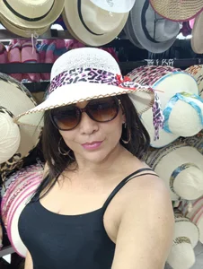 Rebecca_Milf I need vacations Bilde