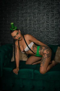 MiiaaMoonroee I'm your lucky clover ... Can I rub? 😈💚 Foto