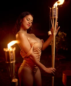 SalomeeHillsのSalome On Fireの 4枚の写真