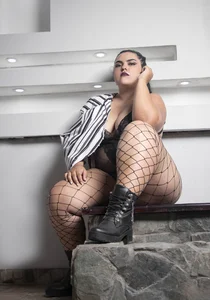 EmmaSymon horny in the house Pic 2