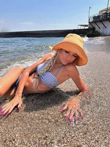 AlinaGrosuのBeach day💛の 3枚の写真