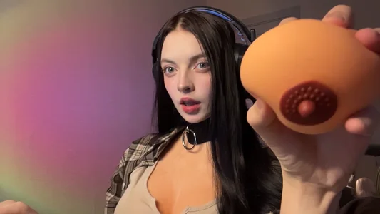ReikoBartone Want to see some boob?) Foto 2