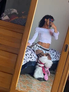 SaraDeLuca Public Gambar 3