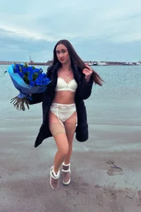 Fortune_888 Do you like extreme girl on the beach 🏖️ in winter ❄️? Pic 9