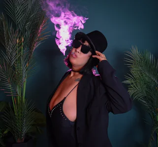 VickyRuiz_ i love Smoke Foto 3